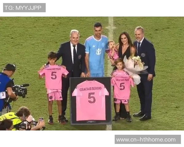 布斯克茨携妻儿共庆退役仪式迈阿密球迷齐聚致敬 布斯克茨携妻儿共庆退役仪式迈阿密球迷齐聚致敬